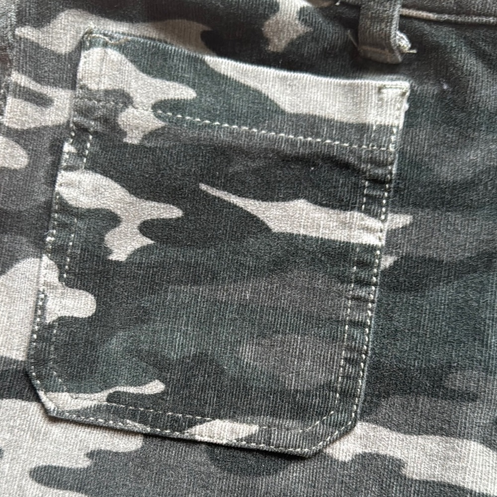 Pilcro and the Letterpress Camo Skinny Pants - Black and Gray - Picture 3 of 7